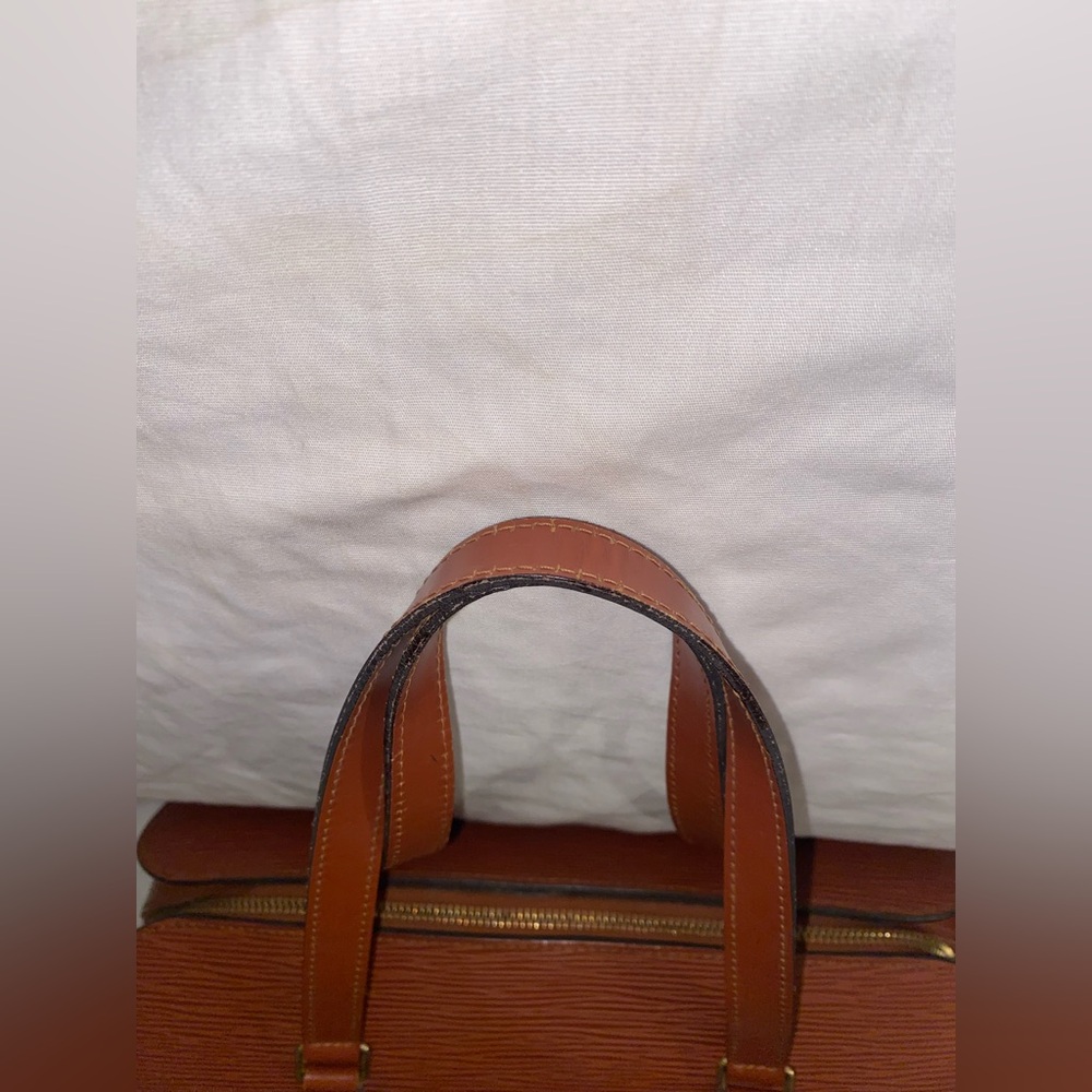 Louis Vuitton Cognac Leather Shoulder Bag with Barrel Design - Picture 3 of 16